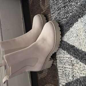 Vince Camuto Sz 9 Women's Cream Chelsea Boots